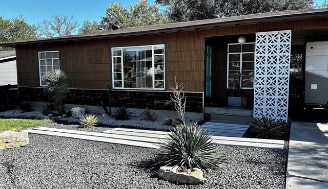 Mid century bungalow mins to Pearl, dt, airport in San Antonio