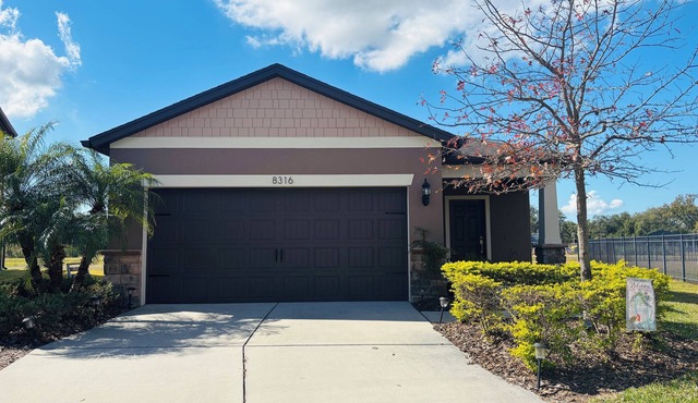Modern 3-bedroom house convenient Riverview 15 min from Tampa in Riverview