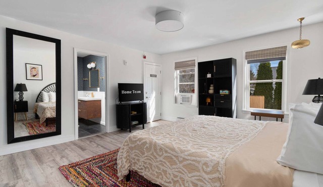 Modern 3BR Retreat Sauna Hot Tub Walk to Dining in Warren