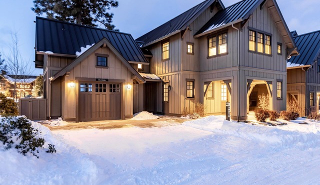 Modern, bright, clean! Resort amenities + pool ~ concert shuttle ~ bring friends in Bend