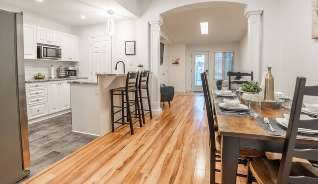 Modern, Bright Townhome - Sleeps9+Wifi+Close To Hwy in Cornwall
