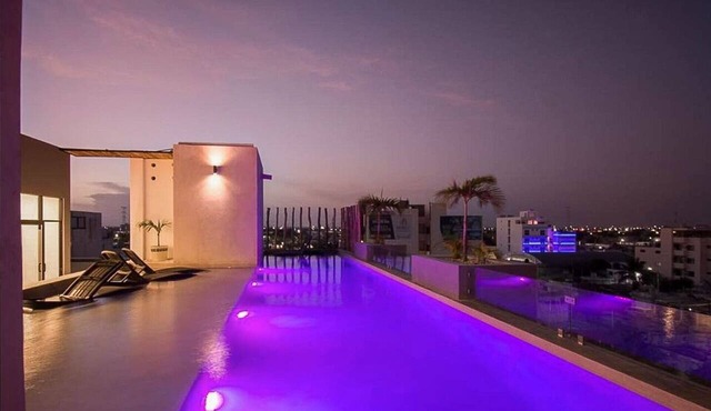 Modern Stay - Rooftop Pool - Walk to Beach & 5th