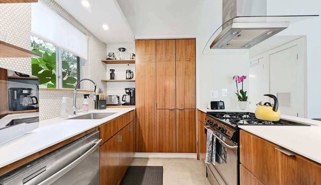 Modern Travis Heights | SoCo + Pet-Friendly in Austin