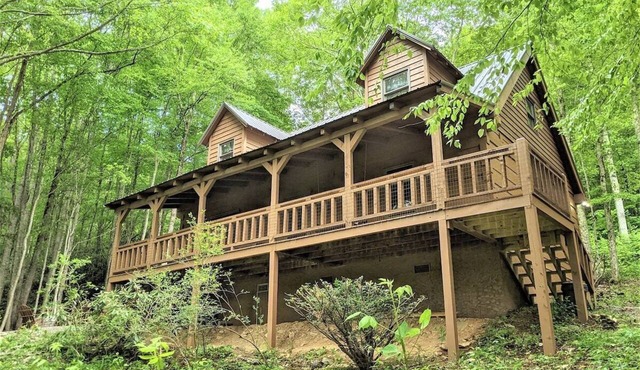 Mountain cabin with 3 bedrooms, 2 baths, fire pit, porch swing. in Clyde