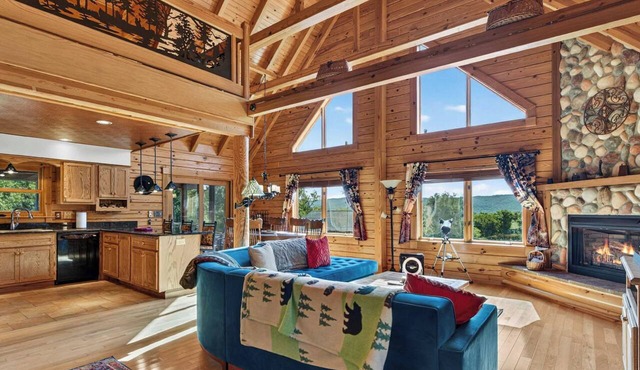 Mountain Escape on 6 acres w Hot Tub & Privacy in Baker