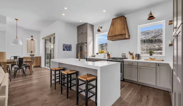 Mountain Lake Getaway - Chef's Kitchen - High End in Daniel