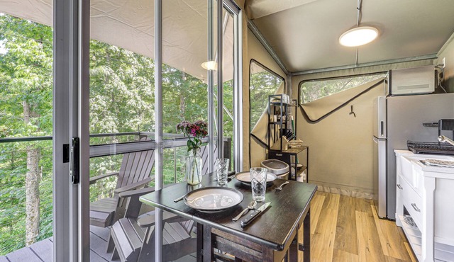 Mtn-view Deck: Scenic Glamping Getaway Near Boone! in Vilas