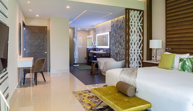 Garza Blanca Resort. Stunning 4800+ Sq Ft. 3 Bedroom Loft with rooftop terrace. in Zona Continental De Isla Mureres