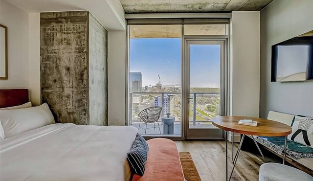Natiivo Austin studio - lake & skyline-view balcony, pool & gym - dogs OK in Austin