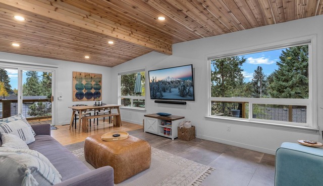 New Listing! Private Hot Tub ~ Fire pit ~ Dog Friendly in Bend