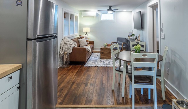 Newly renovated cottage, 5 min walk to town, dogs OK, fire pit, hot tub, wi-fi in West Jefferson