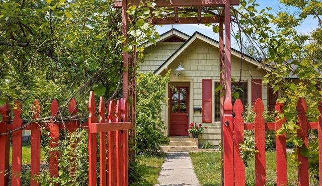 North End Charm: Cozy Fam Friendly Cottage with Fireplace and Dog-Friendly Fenced Yard! in Boise