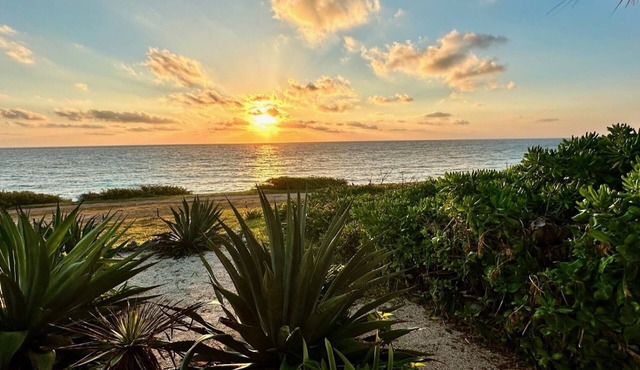 OCEAN FRONT MEXICAN STYLE VILLA, CARIBBEAN BLUE SEA VIEWS AND POOL - 6 guests in Isla Mujeres