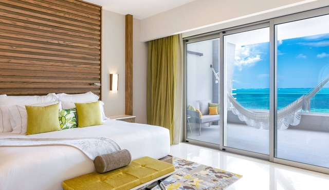 Ocean-View 1BR Suite in Cancun—1,246 sq ft of Refined Coastal Elegance in Cancun