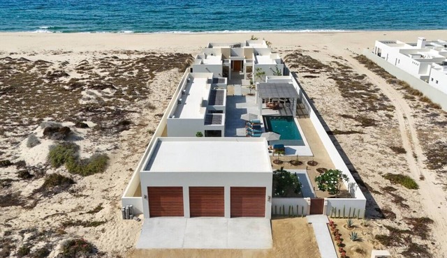 Oceanfront Luxury in East Cape Private Beachfront in Ligth House Point States