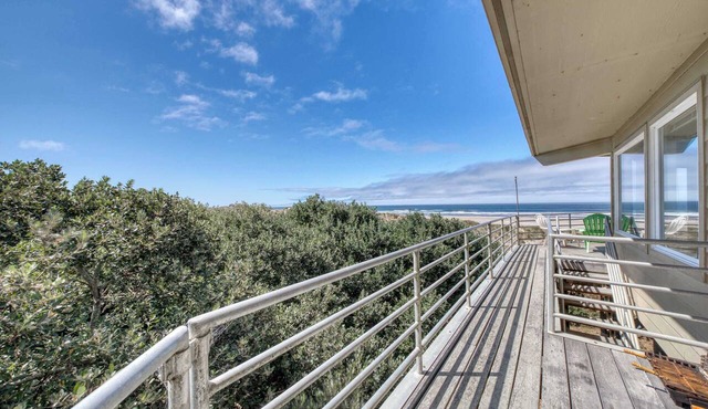 Oceanfront dog-friendly house w/deck overlooking the water in Bandon