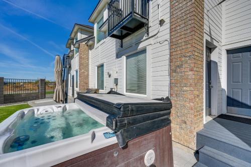 Pasco Condo w/Columbia River Views + Hot Tub in Pasco