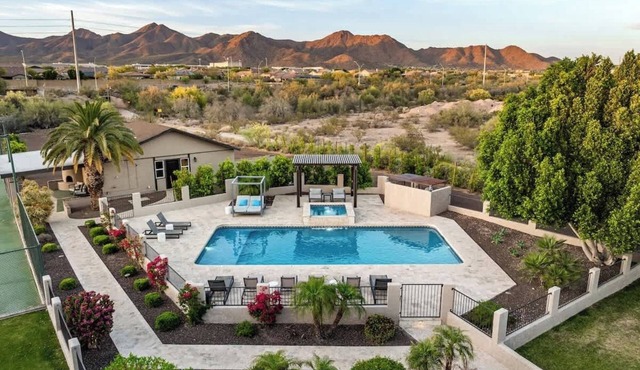 Peak View Paradise: Sports court & Lush grounds in Scottsdale
