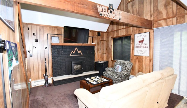 Pocono Cabin w/Jacuzzi, W&D, and Indoor Pools in Bushkill