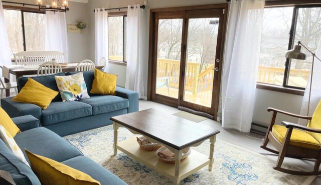 Poconos Family Cottage in Long Pond