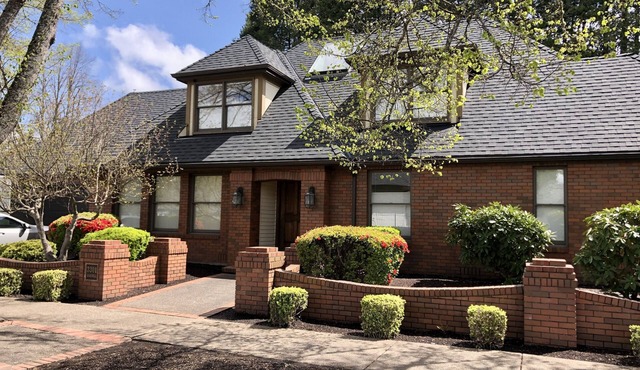 Premier Neighborhood - Sleeps 10 - King Beds - .37 miles to Autzen - walk to UO in Eugene