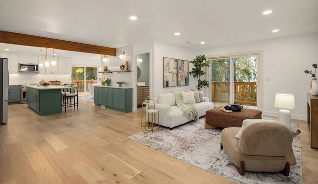 Private, remodeled tree-top home in beautiful Mukilteo with water views! in Mukilteo