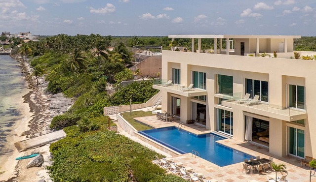 Punta Sam, Spacious 6BR Beachfront Villa in Cancún with Private Pool & Jacuzzi in Cancún