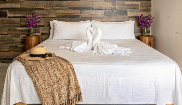 Quiet Mornings in Playa, King & 2BR Suites, Sleeps 2-8, Kitchen WiFi AC, Beach, 5th Ave, ADO & Ferry 4 Min in Playa del Carmen