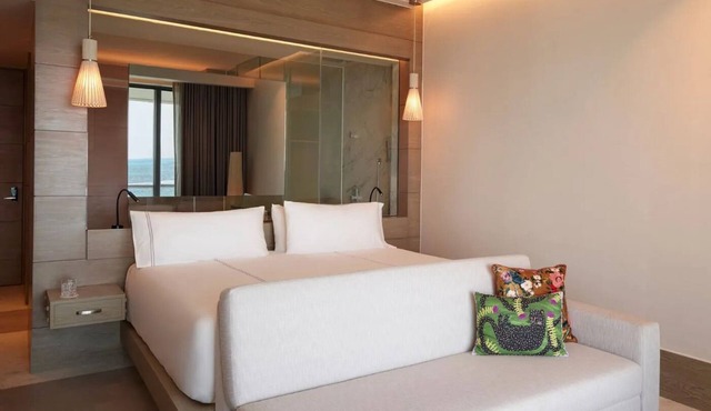 Relaxing Beach Escape! Pool, Hot Tub, Private Marina & Onsite Dining!