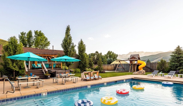 Resort Home, Sleeps up to 20, Pickleball Court, Hot Tub, Pool, Summer Oasis in Heber City