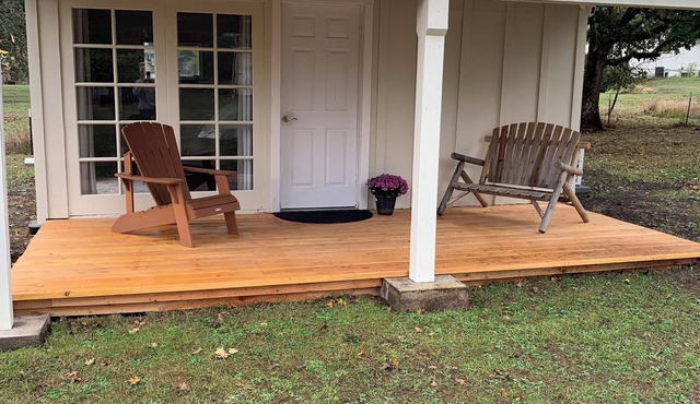 River-front cottage with private beach in lovely Roseburg in Roseburg