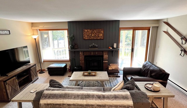 Riverfront Mountainside Retreat- 3 minutes to Loon Mountain! in Lincoln
