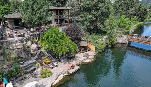 Riverfront Paradise includes SUP, Kayaks, floating equipment, 3 Masters, Hot Tub, Near Downtown in Bend