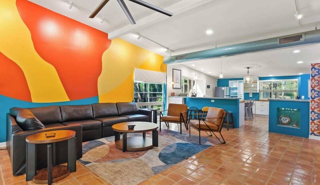 SA Theme house - Central location, Pool, Game Room in San Antonio