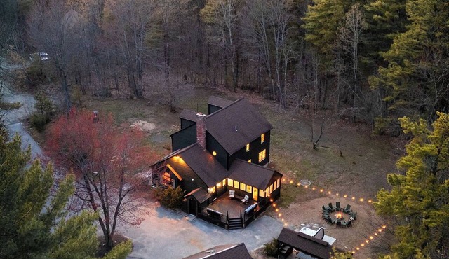 Sleeps 18+| Hot Tub| Sauna | 7BR Mountain Retreat in Conway