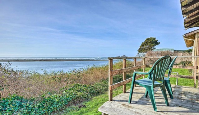 Smith River Vintage Cabin: Oceanfront Deck + Views in Smith River
