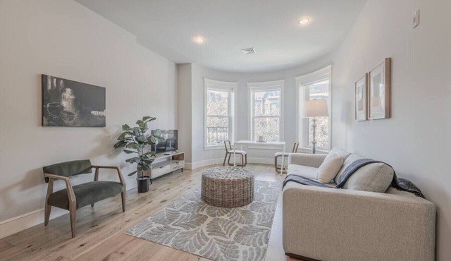 Spacious 1bed/1bath in Back Bay in Boston