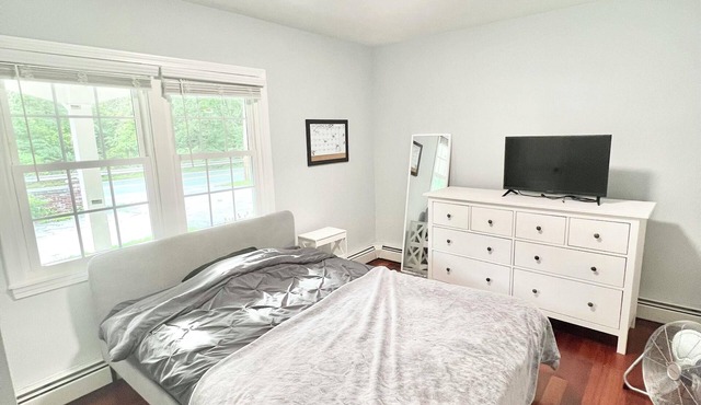 Spacious 4-bedroom house in awesome North Providence with WiFi in North Providence