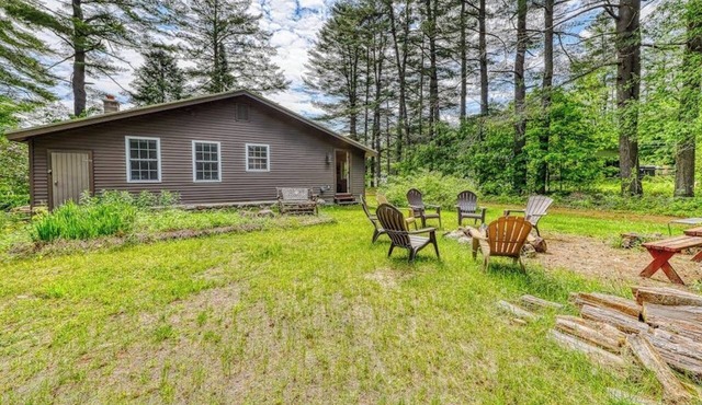 Spacious 4BR w/firepit & dock, nearby lake access in Chestertown