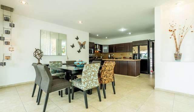 Spacious 5 Bedroom Oasis with Pool & BBQ in Atlatlahucan