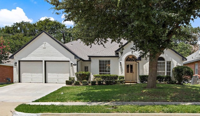 Spacious 5BR 2 Bath Jetted Tub 16 miles to Dallas Stadium in Mansfield