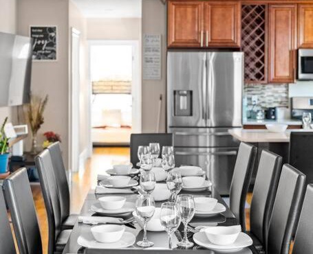 Spacious 6BR Quincy Apt - Balcony, Kitchen, Laundry, near Beach & Red Line 555 in Quincy