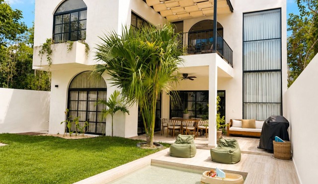 Spacious and luxurious 4-bedroom house Playa del Carmen with AC in Playa del Carmen