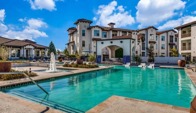 Spacious CozySuites on I-35 w/pool and parking #05 in Pflugerville