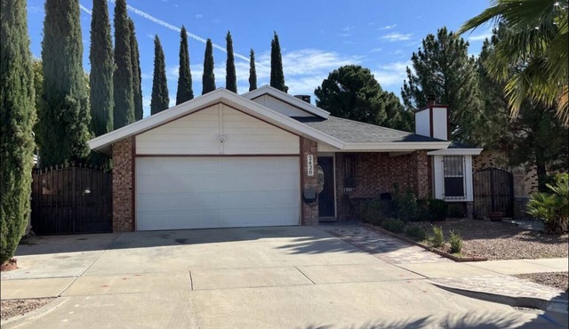 Spacious East El Paso Retreat Sleeps 6+, 5 beds & private backyard in El Paso
