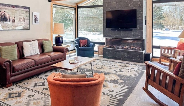 Spacious home with deck, washer/dryer, mountain views & high-speed WiFi in Jackson