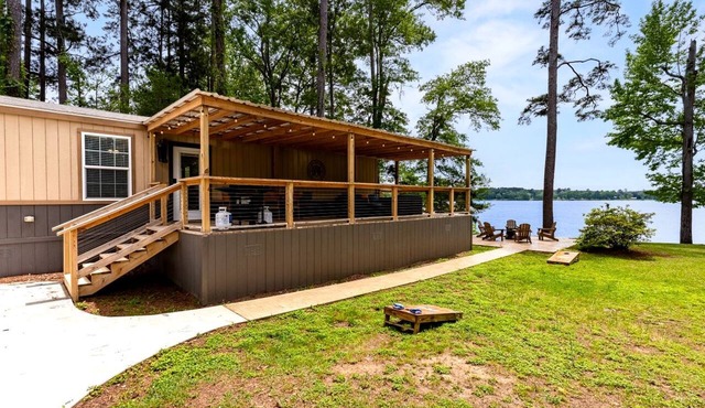 Spacious Modern Cabin on Toledo Bend Lake with Gorgeous Deck and Patio for an Amazing Family Getaway in Hemphill, Texas in Hemphill