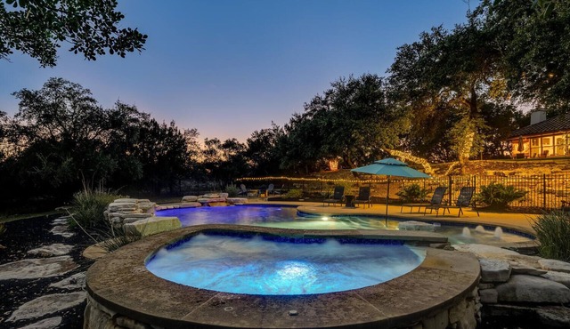 Spacious retreat, pool and hot tub within walking distance of Lake Travis. in Spicewood