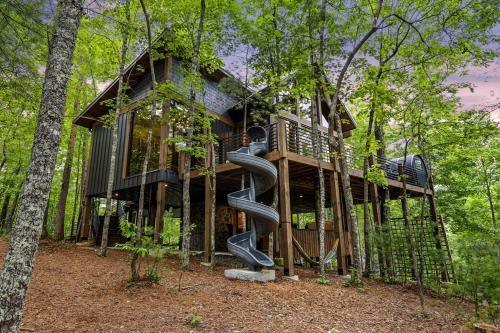 Spectacular Cabin with Incredible Living Areas Cherry Log, Georgia in Cherry Log