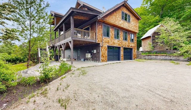 Spectacularly updated family mountain lodge w/deck & amazing views in Madison